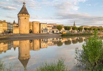 Au coeur des vignobles et de parcours de golfs has Balcony rooms