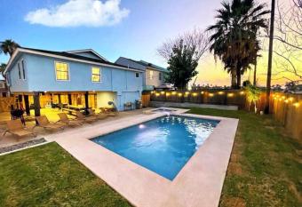 4 Bedrooms House with Private Pool and Spa 2 Min Walk To The Beach - Zula Siesta Beach House has rooms with a private hot tub