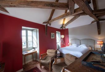 L h  tel de Panette, chambres ind  pendantes sous une charpente historique, proche cath  drale et palais Jacques C  ur - parking allows 18 year olds to book a room