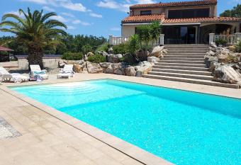 Chambre d h  te    la villa Ren   has Balcony rooms