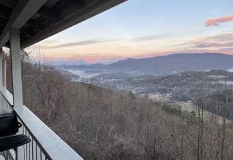 Room at the Top-Family & Pet Friendly Mtn Cabin has Balcony rooms