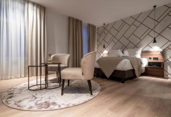 ONE TWO FOUR - Hotel & Spa allows 18 year olds to book a room