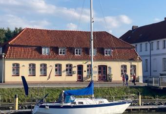 Hotel Das Br  ckenhaus allows 18 year olds to book a room