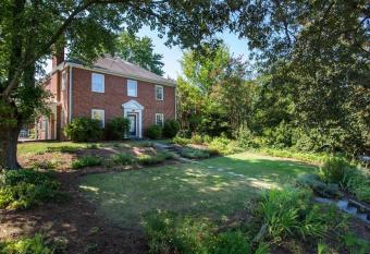 Downtown Mall Architecturally Designed House has Balcony rooms