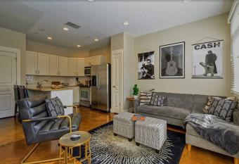 Condo 9 - Cashville - Stylish Condo Minutes from Broadway has Balcony rooms
