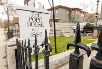 Pope House - Hist. Mansion - Wild(e), Green & Gold allows 18 year olds to book a room