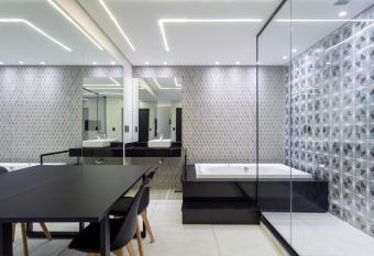 Drops Motel POA Zona Sul has rooms with a private hot tub