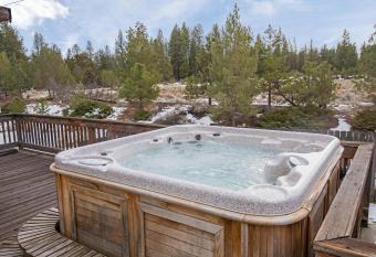 Bend Basecamp Retreat has Balcony rooms