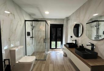 La Mini Casa has rooms with a private hot tub