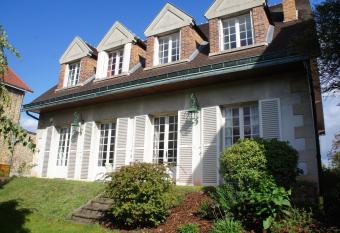 Large quiet house, 5min from train station (RER A) has Balcony rooms