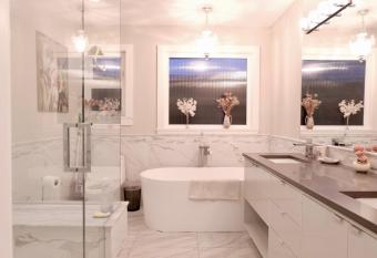 Xanadu              has rooms with a private hot tub