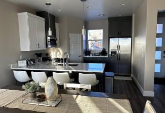 Toroweap-4bed,3bath,hot tub,deck has Balcony rooms