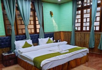 Hotel Bamboo Inn has Smoking/Balcony rooms