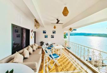 Riverside Villa in the midst of a rainforest - By Viva la Vida has Balcony rooms