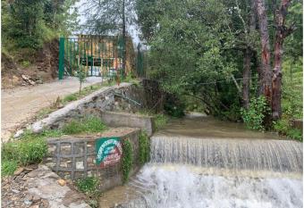 Forest View Farmhouse Stay has rooms with a private hot tub