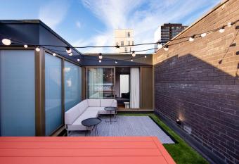 Free Parking - Roof Terrace - Luxury Townhouse has Balcony rooms