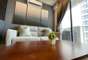 Luxury Service Suite near Airport and Queensbay allows 18 year olds to book a room