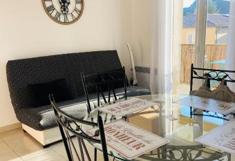 Appartement tr  s lumineux au c  ur du massif de la Sainte Baume has Balcony rooms