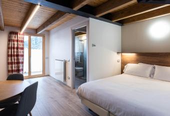 Residence Villa Brioschi has Balcony rooms