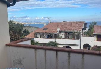 Casa vacanze a 100m dal mare. has Balcony rooms