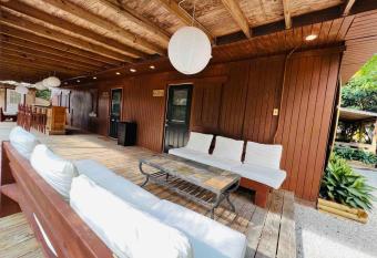 Lake Tiny House in Exquisite Japanese Garden. allows 18 year olds to book a room