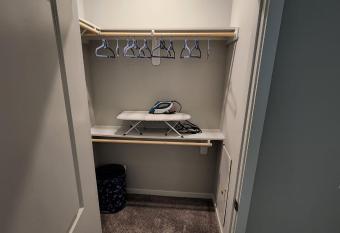 New, trendy and lovely 1 bed room apartment. has rooms with a private hot tub