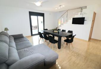 Resort Playa Cristal has rooms with a private hot tub