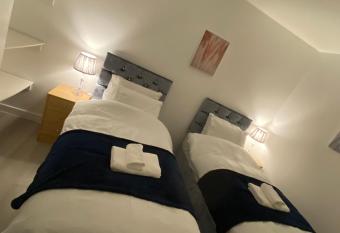Relaxing Modern Apartment, Sheffield, Free Parking allows 18 year olds to book a room