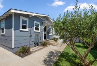 Huntington Beach Bungalow half mile to sand & pier in downtown HB allows 18 year olds to book a room