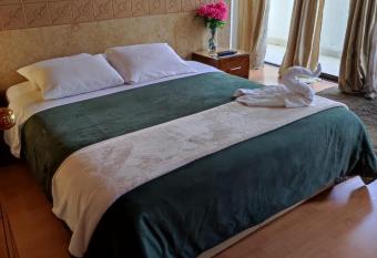 Habitacion en hostal allows 18 year olds to book a room