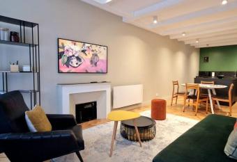 La suite du G r a o u allows 18 year olds to book a room