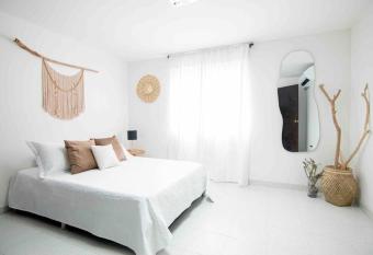 203 Apartamento Entero a una Cuadra de la Playa allows 18 year olds to book a room