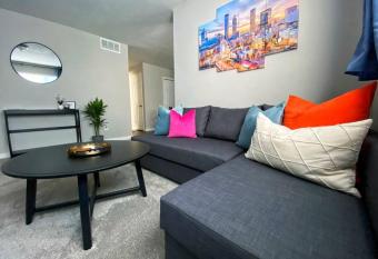 The Traveler's Retreat, 5 mins to airport and 15 mins to downtown allows 18 year olds to book a room