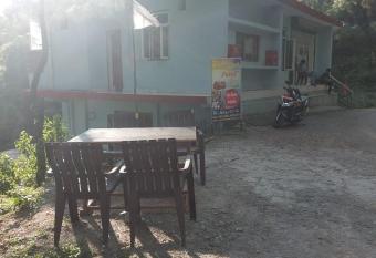 Chill Out Bir Billing has Smoking/Balcony rooms