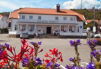 Nevlunghavn Gjestgiveri allows 18 year olds to book a room
