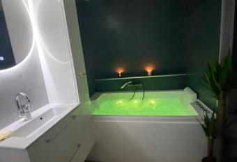 Appartement cosy avec balneo has rooms with a private hot tub