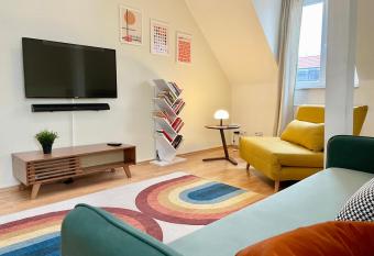 Exklusives Designer Bauhaus Apartment mit Bibliothek allows 18 year olds to book a room
