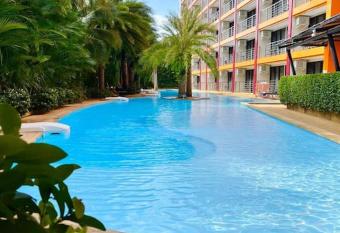 Modern MBC condo near the beach has Balcony rooms