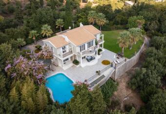 Villa Grosse Sea and Mountains View allows 18 year olds to book a room