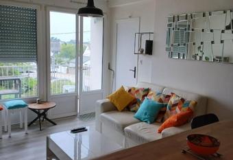 Superbe appartement en plein centre de Carnac has Balcony rooms