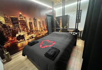 Fabuleusement romantique has rooms with a private hot tub