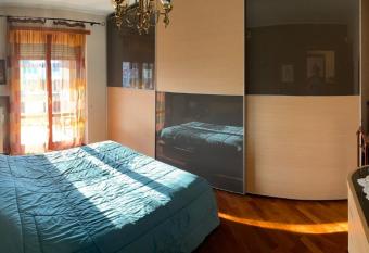 Appartamento Cenisia vicinissimo al centro con garage has rooms with a private hot tub