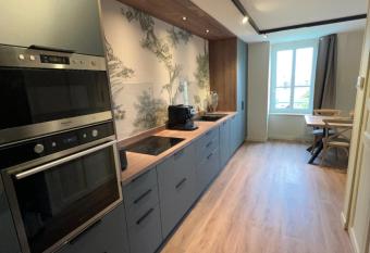 DUPLEX AVENUE ROYALE allows 18 year olds to book a room