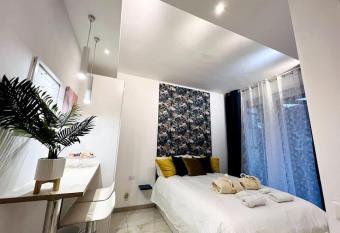 Suite del Ponte allows 18 year olds to book a room