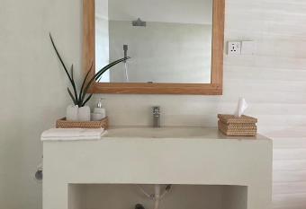 Lihinya Beach Villa Ahangama has Balcony rooms