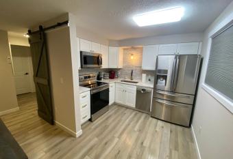 Valley Escape in Quiet Area Neighborhood allows 18 year olds to book a room