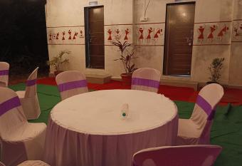 Mhatre Cottage Alibag Mani allows 18 year olds to book a room