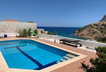 Fodele Luxury Villa has rooms with a private hot tub