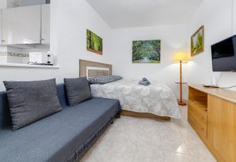 Studio RELAX playa del Cura, Felix Rodriguez 3 allows 18 year olds to book a room