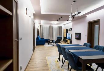 Very Spacious & Modern 3Bed near Airport & Centre has rooms with a private hot tub